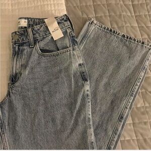 Hollister Curvy Mid-Rise Baggy Jeans in Blue